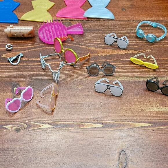 Lot of LOL Dolls and Accessories Over 100 pieces - Picture 16 of 16